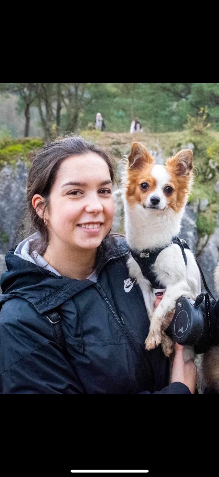Lola en randonnée avec un papillon